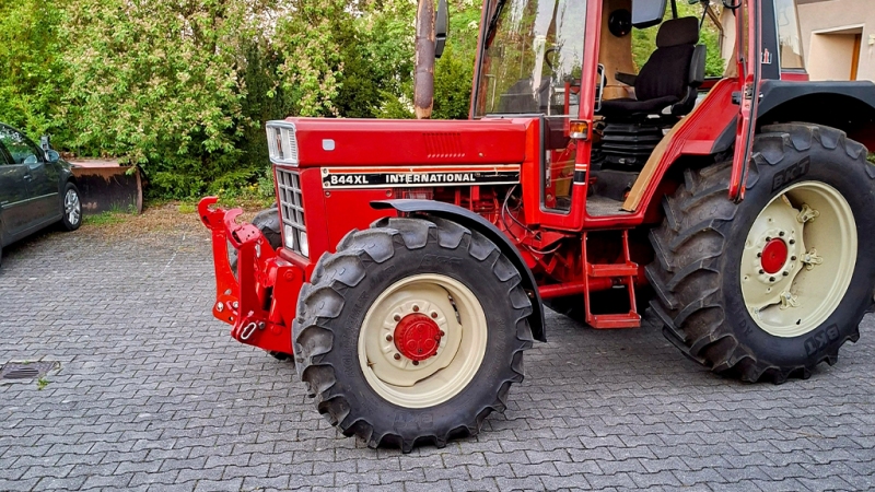 UNIVERZALNI KIT PREDNJA ČELNA HIDRAVLIKA 2KAT ZA TRAKTOR 1500kg RDEČA (RAL-3000)